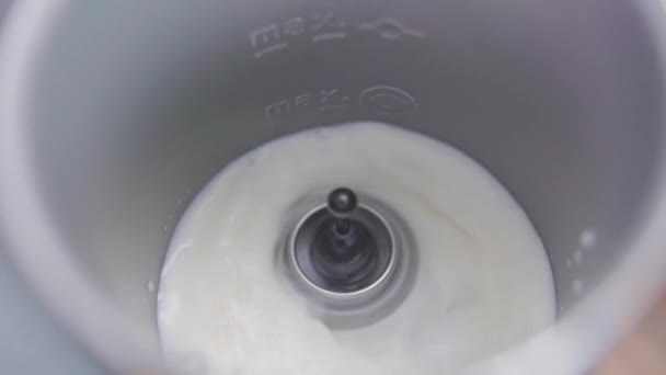 Süt alt küçük wisk ile metalik elektrikli süt köpüklendiricisi vardır sarsılıyor — Stok video