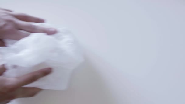 Alguien desenvuelve una bolsa de celofán blanca con contenedor de plástico que tiene pastel dentro . — Vídeos de Stock