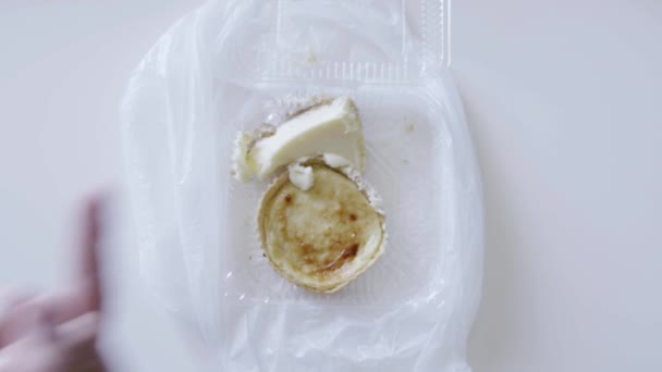 Jemand zeigt Mittelfinger über Zellophanbeutel mit Kuchen im Plastikbehälter — Stockvideo