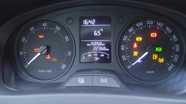 Detalhes do painel do carro com luzes de indicação, velocímetro visível e nível de combustível — Vídeo de Stock