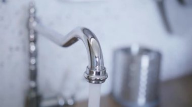 Temiz su görünümü biri üzerinde döner lavabo musluk akan başlar