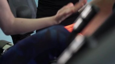 Genç sportif dişi bacaklar spor salonunda sabit döngüsü kardiyo egzersiz yapıyor.