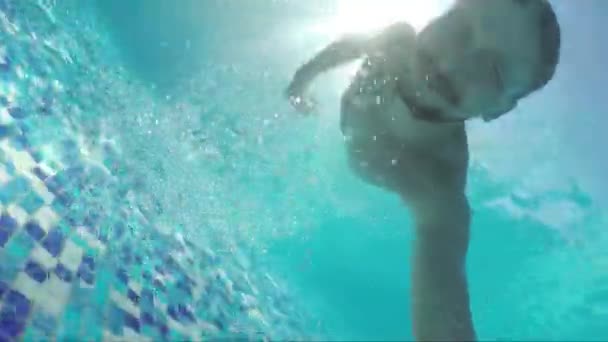 胡子有吸引力的男子在游泳池的清洁蓝色水下游泳 — 图库视频影像