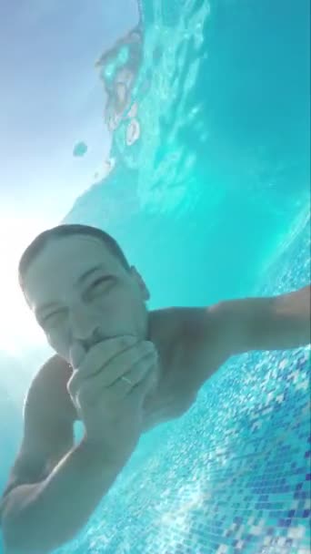 Maturo barbuto sottile uomo nuota trattenendo il respiro sott'acqua in piscina . — Video Stock