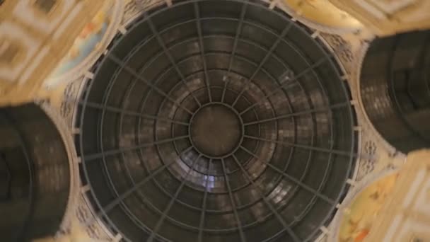 Rotating camera shows dark grey round shaped ceiling in some building. — Stock Video