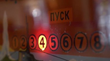 Yanıp sönen kelime ve basamak ile slot makinesi turuncu cam paneli closeup