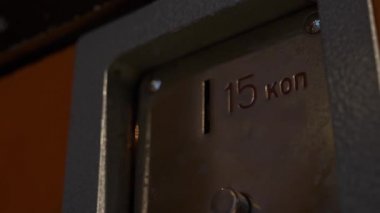 WOMANS el metalik kare çerçeve ile sikke-slot küçük sikke yerleştiriyor