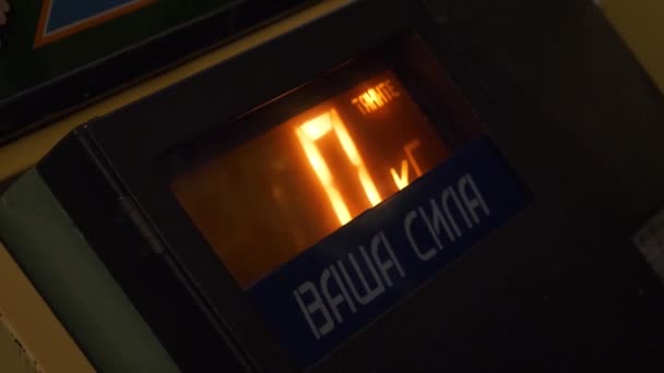 Čtvereček elektronická krabice s blikajícími číslicemi označěnými v okně skleněného panelu. — Stock video