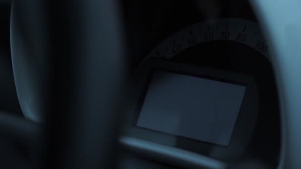 Στοιχεία ταμπλό του αυτοκινήτου με λυχνίες ενδείξεων, ορατό ταχύμετρο και στάθμη καυσίμου — Αρχείο Βίντεο