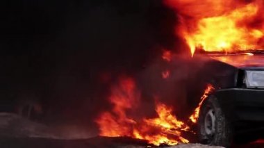 Yangın büyük sigara alev tamamen kirli eski araba gri yolda sol yakar