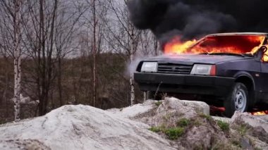 Yangın büyük sigara Alevi tamamen gri yolda sol kirli eski araba yakar