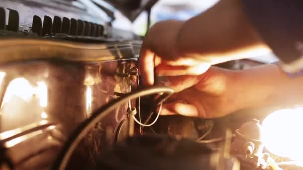 Muži pracující v rukou připevní vlnitý provaz na nějaký velký kovový detail. — Stock video