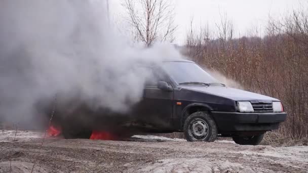Smutsiga gamla vieolet rostiga bilar öppen trunk är massivt brinnande och rökning — Stockvideo