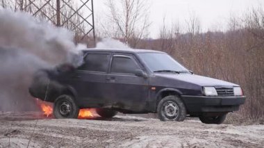 Eski araba açık gövde yoğun yanan ve sigara ile boş yolda bırakılır