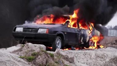 Yangın Massive sigara alev tamamen gri yolda sol kirli eski araba yakar