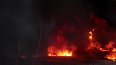 Yangın Massive sigara alev tamamen ıssız yolda sol kirli eski araba yakar.