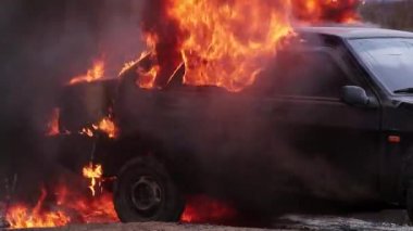 Yangın Massive turuncu alev tamamen ıssız yolda sol kirli eski araba yakar