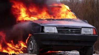 Yangın büyük sigara alev tamamen kapalı kirli eski araba gri yolda sol