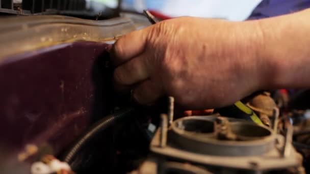 Close-up weergave van Mans handen Fixing zwarte kunststof ronde gevormde ding naar panel. — Stockvideo