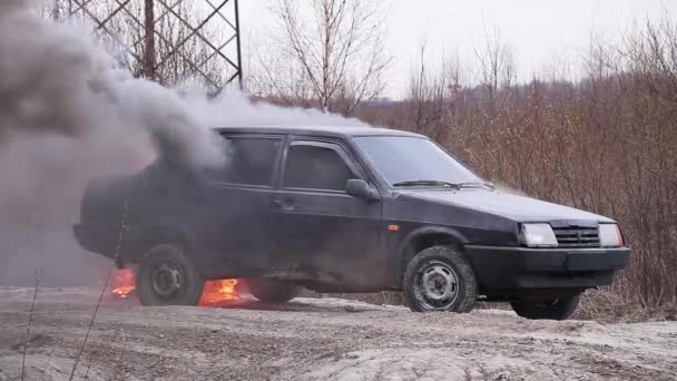 Mycket gammal rostig bil är kvar på dammiga väg med öppen trunk massivt rökning — Stockvideo