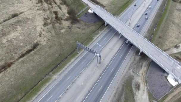 Luchtfoto van grijze wegen, gebouwen, daken en bruggen met gebarsten asfalt — Stockvideo