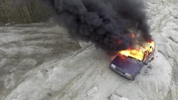 Verlaten grijs veld waar enorme vlam volledig Burns auto en zwarte rook omhoog gaat — Stockvideo