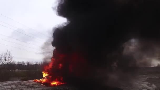 Enorme llama humeante de fuego quema completamente coche viejo sucio dejado en carretera desierta . — Vídeos de Stock