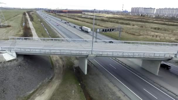 Landskap av gråa vägar, byggnader, hustak och broar med sprucken asfalt. — Stockvideo