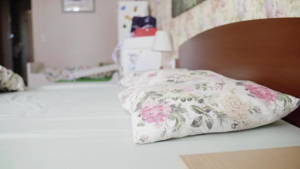 Hombre cansado en camiseta cae en la cama con almohada cómoda e inmediatamente se duerme — Vídeos de Stock