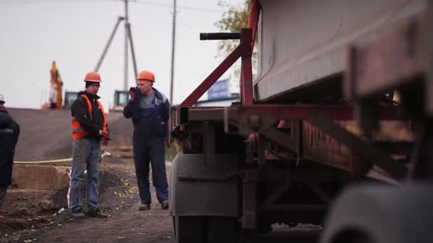 Sint-Petersburg, Rusland-20 september 2018: groep van bouwarbeiders in unifrorm en helmen stand met walkie talkie — Stockvideo