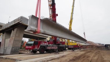 Saint Petersburg, Rusya - 20 Eylül 2018: Büyük gri beton kiriş iki vinçle kaldırıldı ve yavaşça uzaklaştı.