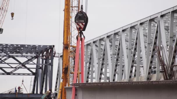 SAINT PETERSBURG, RUSSIA - 20 SETTEMBRE 2018: Una grande trave di cemento grigio viene accuratamente sollevata dalla gru sul territorio di costruzione — Video Stock
