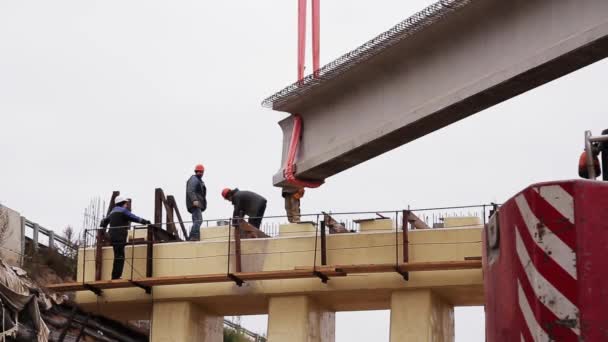 Petrohrad, Rusko-20. září 2018: stavební zóna, pracující na helmici, betonový paprsek je přesoujen jeřáby — Stock video