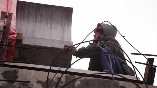 СЕНТ-ПЕТЕРБУРГ, РОССИЯ - 20 СЕНТЯБРЯ 2018 г.: Работник в форме и шлеме делает толчки из бетона, поднимаемого краном — стоковое видео