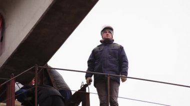 Sankt Petersburg, Rusya-Eylül 20, 2018: iş adamı yakın BEEM ve diğer işçiler duruyor İnşaat alanının görünümü