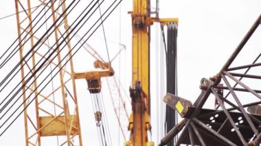 Sankt Petersburg, Rusya-20 Eylül 2018: bazı metalik parçalar ve fikçatörler ile büyük sarı İnşaat Vinç görünümü