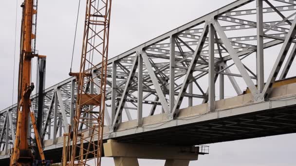 SAINT PETERSBURG, RUSSIE - 20 SEPTEMBRE 2018 : Pont urbain moderne gris métallique sur la rivière avec grue jaune et voiture en mouvement . — Video