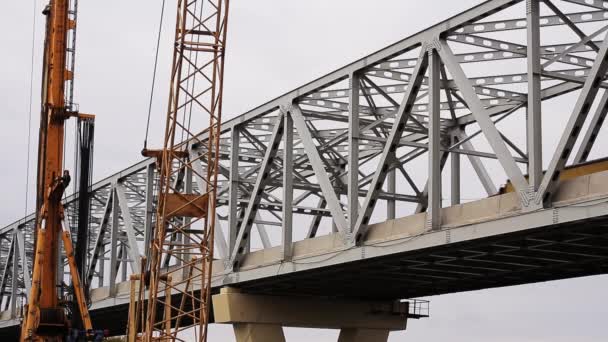 SAN PETERSBURG, RUSIA - 20 DE SEPTIEMBRE DE 2018: Puente urbano moderno metálico gris sobre el río con grúa amarilla y coche en movimiento . — Vídeos de Stock