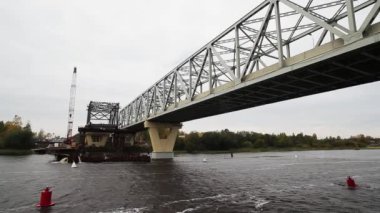 Sankt Petersburg, Rusya-20 Eylül 2018: Beton budak ve vinçler ile Köprü ve inşaat alanı ile geniş nehir
