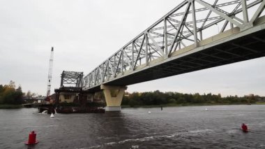 Sankt Petersburg, Rusya-20 Eylül 2018: Beton budak ve vinçler ile Köprü ve inşaat alanı ile nehir görünümü