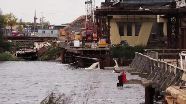 Petrohrad, Rusko-20. září 2018: široká řeka se stavbou mostu s obrovskými betonem a jeřáby — Stock video