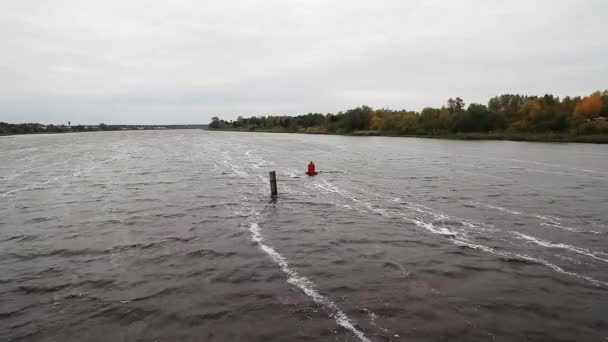 SAINT PETERSBURG, RUSSIA - 20 SETTEMBRE 2018: Ampio fiume lungo con ruscello liscio e riva piena di alberi e cespugli scuri — Video Stock