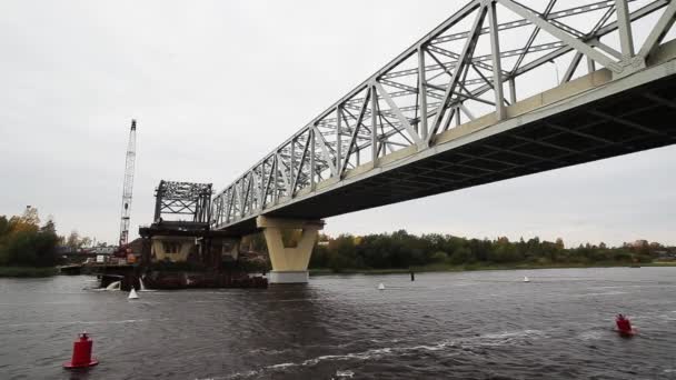 SAINT PETERSBURG, RUSSIE - 20 SEPTEMBRE 2018 : Vue de la rivière avec pont et zone de construction avec poutres et grues en béton — Video
