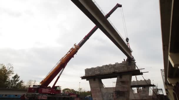 SAN PETERSBURG, RUSIA - 20 DE SEPTIEMBRE DE 2018: Cámara muestra silueta de grúa en gran área de construcción con bestias de hormigón — Vídeos de Stock