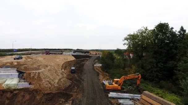 SAN PETERSBURG, RUSIA - 20 DE SEPTIEMBRE DE 2018: Vista aérea del área de construcción del puente con grúa naranja cerca de la gran autopista . — Vídeos de Stock