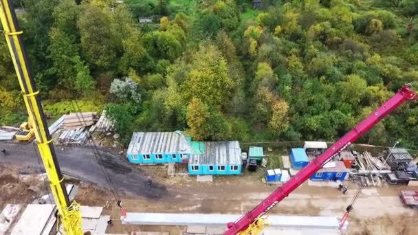 Szentpétervár, Oroszország-szeptember 20, 2018: légihíd a Hídépítés területén két, a közelben útpálya és terepi daru — Stock videók