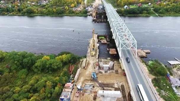 サンクトペテルブルク、ロシア - 9月 20, 2018: 川の上に近くの道路の近くに2つのクレーンとエリアでアクティブな橋の建設. — ストック動画