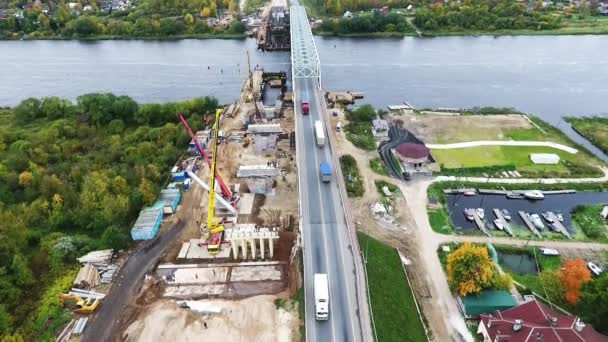 상트페테르부르크, 러시아 - 2018년 9월 20일: 인근 도로와 강2기의 교량 건설 전망 — 비디오