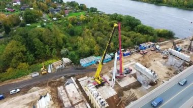 Sankt Petersburg, Rusya-Eylül 20, 2018: yakın yol ve nehir iki vinç ile masif inşaat bölgesinin havadan görünümü