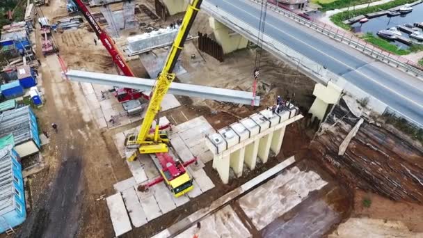 SAINT PETERSBURG, RÚSSIA - SETEMBRO 20, 2018: Área de construção de pontes com enormes vigas de concreto e guindastes nos subúrbios — Vídeo de Stock